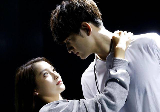 与关晓彤最具cp感的男星不是鹿晗不是张艺兴而是青梅竹马的他