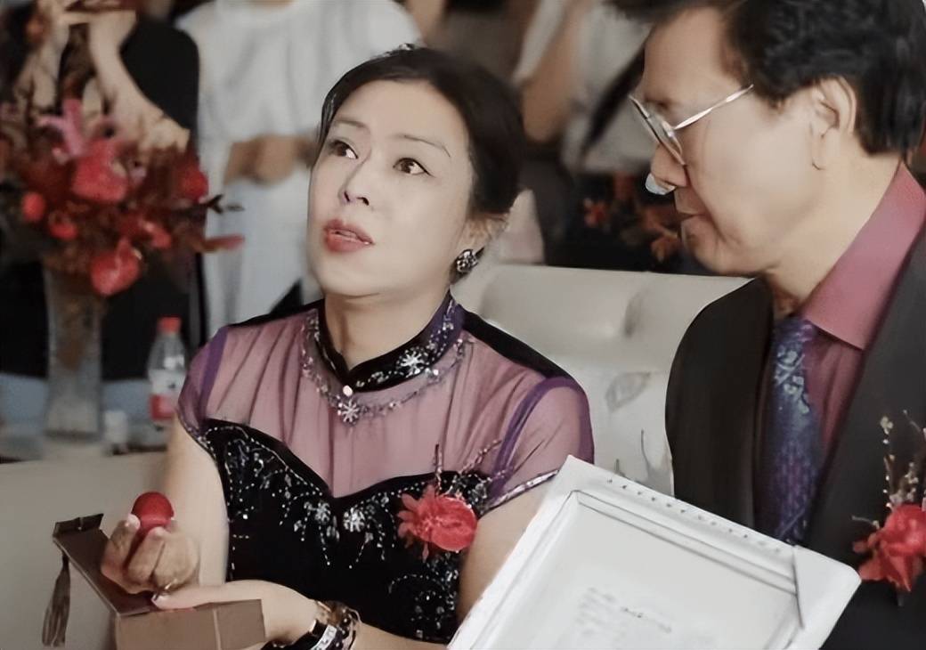 挺孕肚参加张常宁婚礼,体态丰腴肚大如箩_吴冠希_杨珺菁_未来