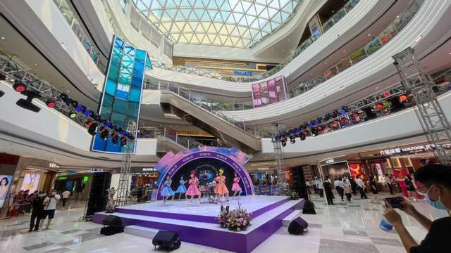 值得一提的是,作为凤凰城核心圈c位的商业部分,深圳光明万达广场建筑