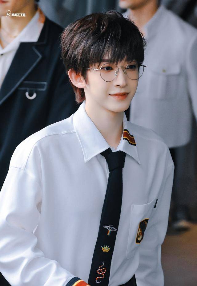 刘宇眼镜学院风造型,是青春最好的模样!_look_衬衫_微微