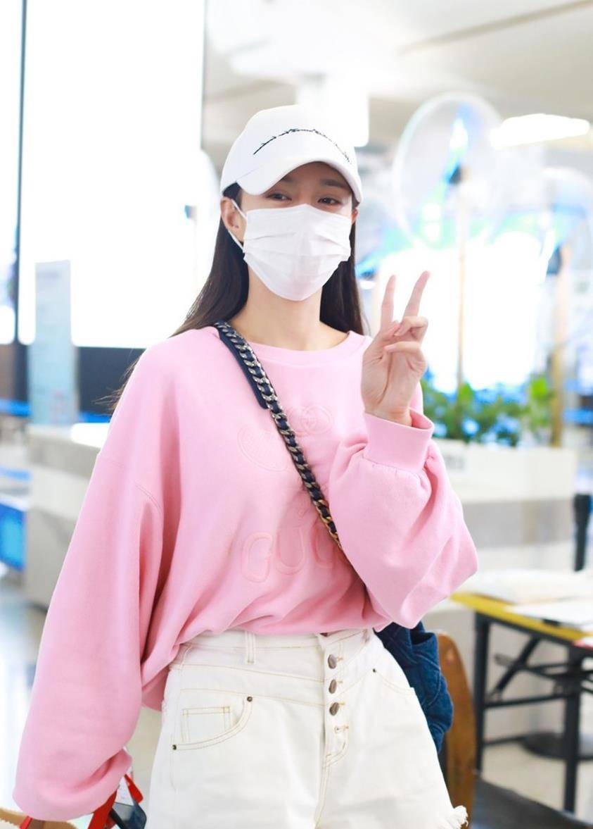 原创沈梦辰身材好很会穿粉色衫白色短裤少女感十足羡慕杜海涛