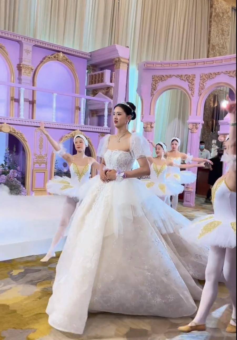 原创笑喷张常宁婚礼前拖婚纱做核酸1米95新娘弯腰工作人员踮脚采样