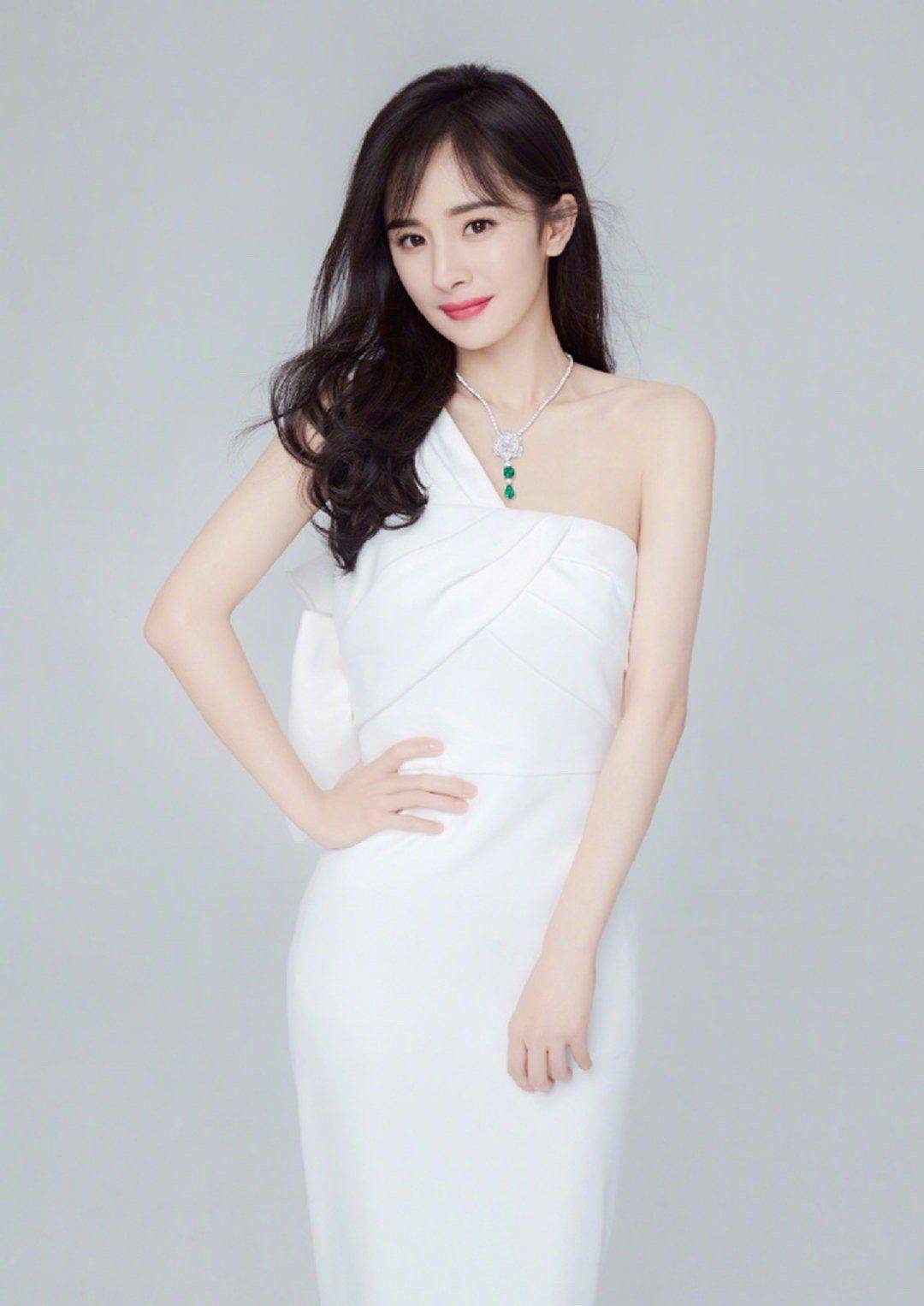 鞠婧祎:华丽贵气相较于前面几位女星偏向于简单的白色裙子,鞠婧祎的这