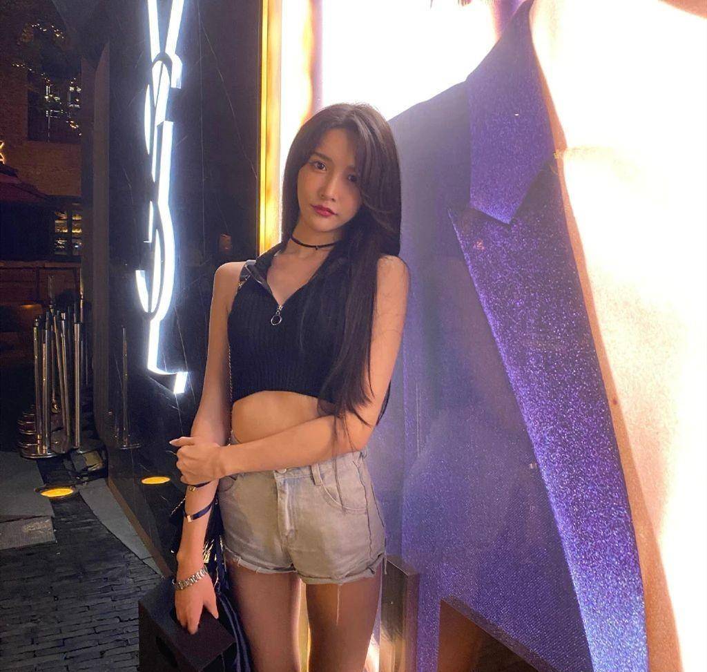 女装大佬艾比和李晨陈赫合影浑身气质不输一线女星