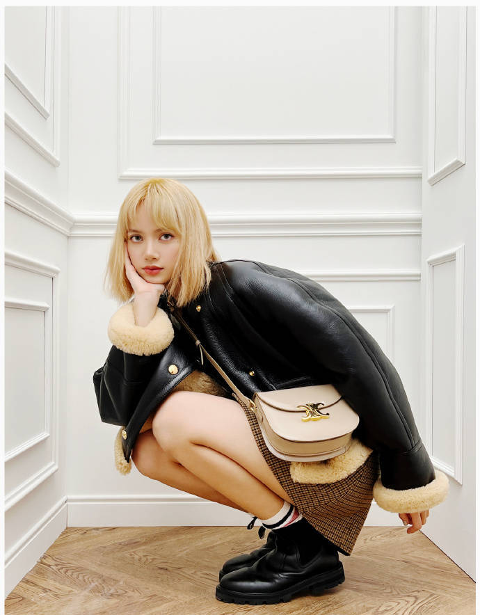 Lisa晒金发淡妆贴脸照 慵懒惬意随性自然-搜狐大视野-搜狐新闻