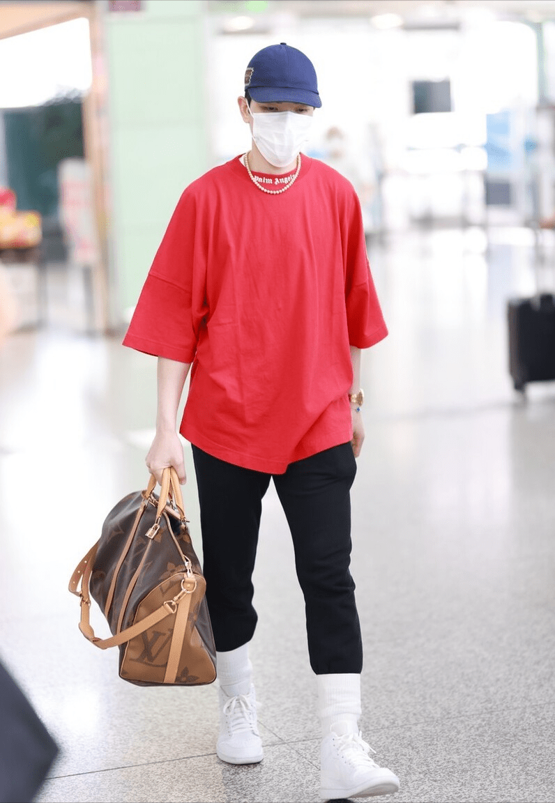 原创萧敬腾时尚感真好把大红色t恤穿得这么潮造型很抢眼