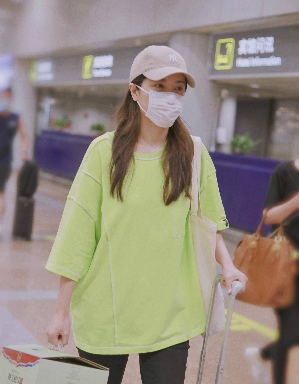 曾黎私服接地气,绿色宽松上衣配黑裤太低调,朴实穿搭难掩好气质_女生