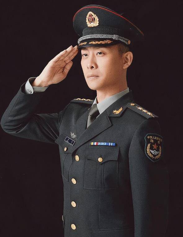 影帝张译晒旧照致敬军人,庆祝建军95周年:若有战,召必回_观众_一角