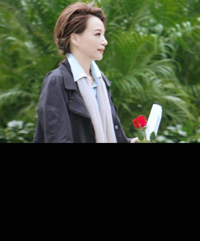 原创董卿罕见跳新疆舞穿风衣配丝巾优雅知性盘发造型气质好高贵