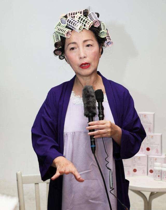 之后,"石榴姐"遇到了商人黄乃扬,在她46岁时,两人结婚.