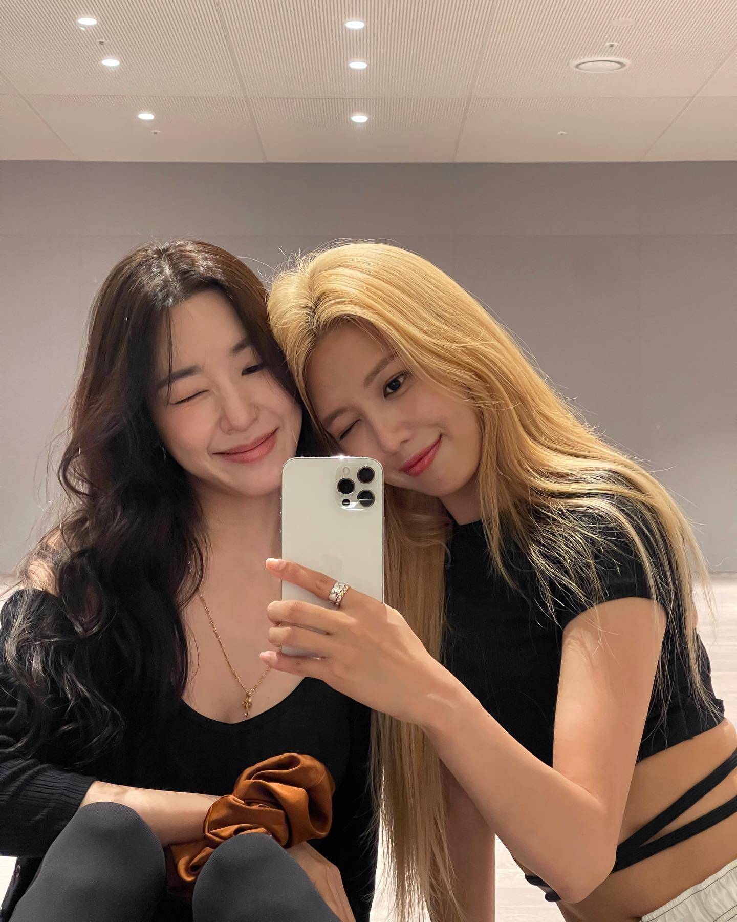 原创少女时代秀英晒与tiffany合照庆生30多岁了好好开心玩吧
