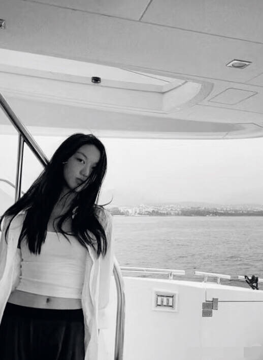 穿比基尼秀好身材,不愧是王菲的女儿_照片_海滩_小姑娘