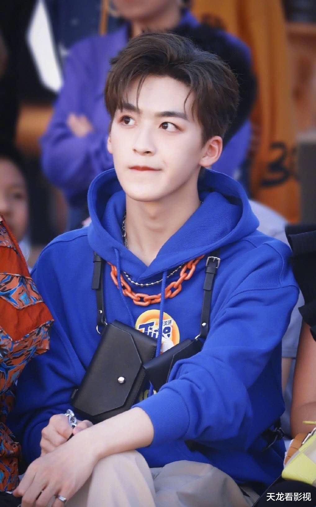 某网红自曝爱豆对"她"很主动,疑似是任豪何洛洛_出去玩_密室逃脱_兄弟