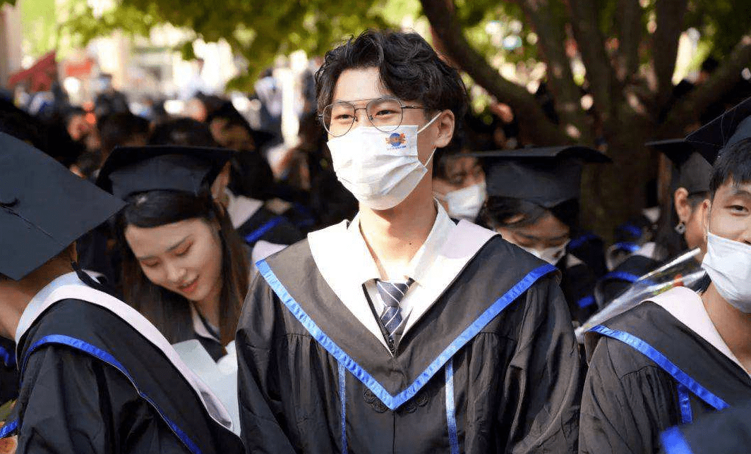 毕业后才明白,穿粉色领子学士服的学生薪资最低,这样说是否片面_专业_颜色_理科