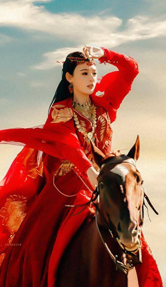 女星的异域风古装 躲过了小枫,避开了李沁,却偏偏迷上了她_彭小苒