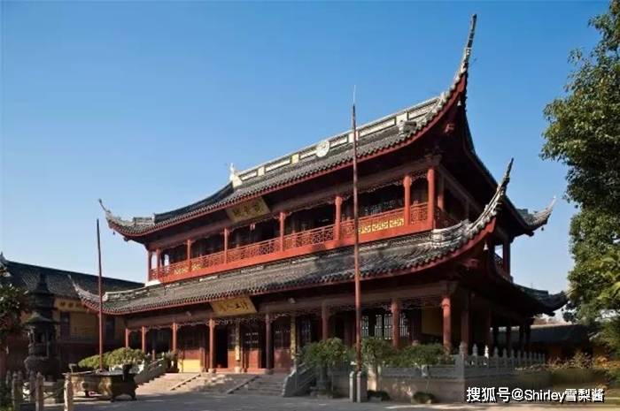 上海这座寺庙突然火了，游客们“醉翁之意不在酒”，顶着40度的高温排队打卡