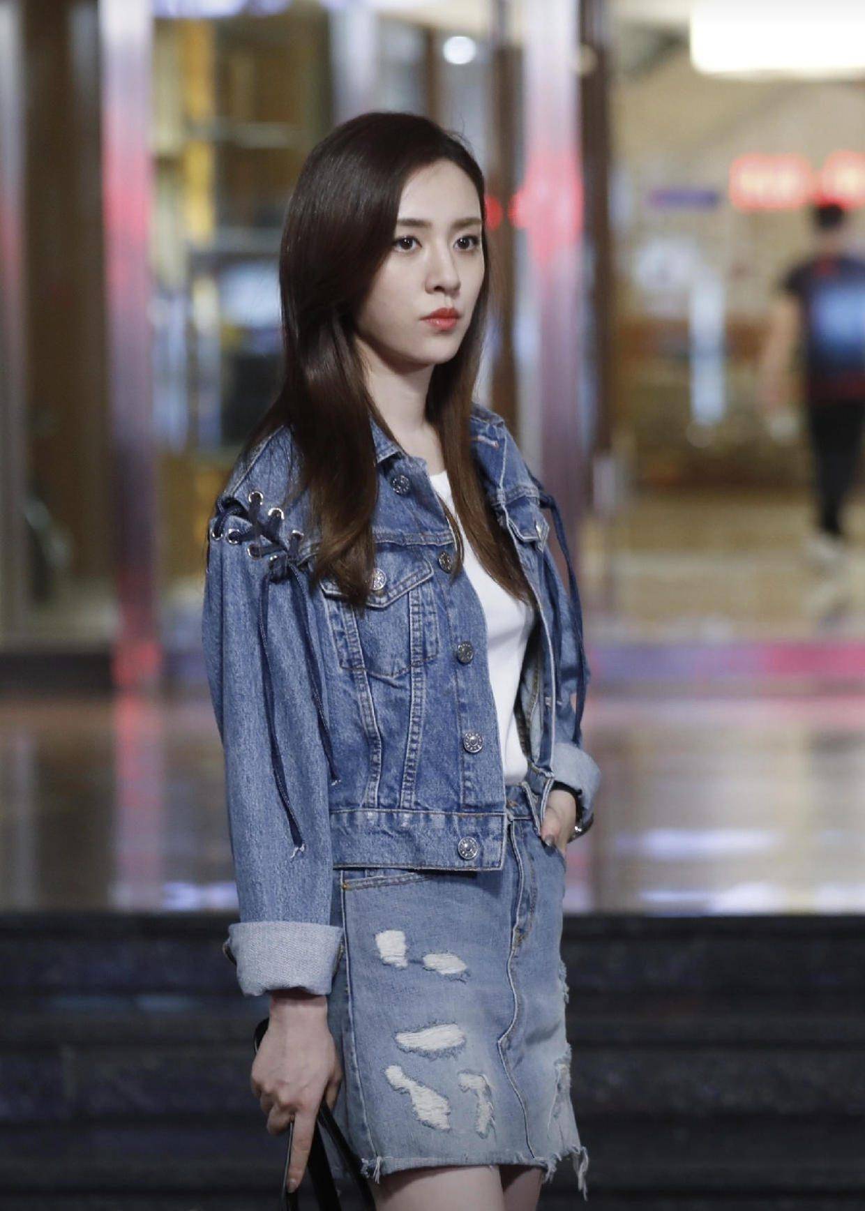 如果女性不知道如何挑选衣服,就可以像王晓晨一样选择牛仔的外套搭配