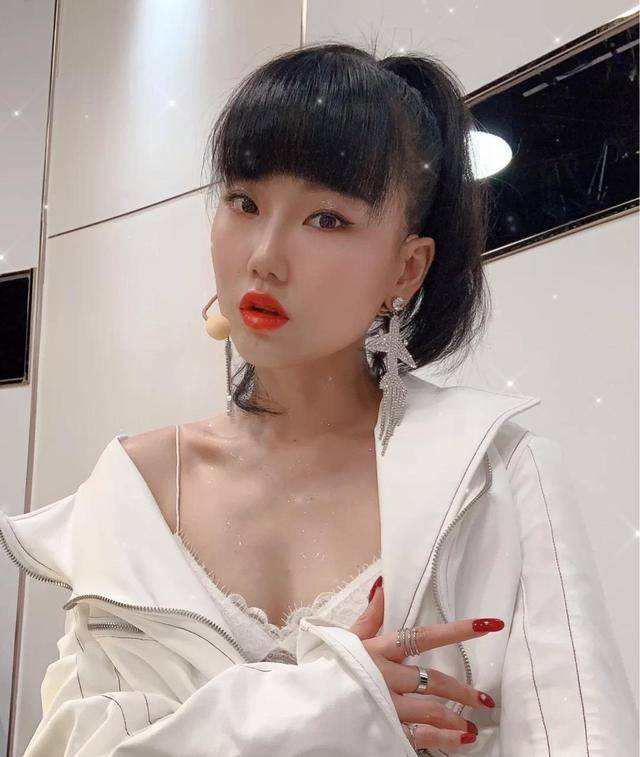 黄龄太可了!文胸当内衬,没有很突兀,反而很好看_整体_运动_穿着者