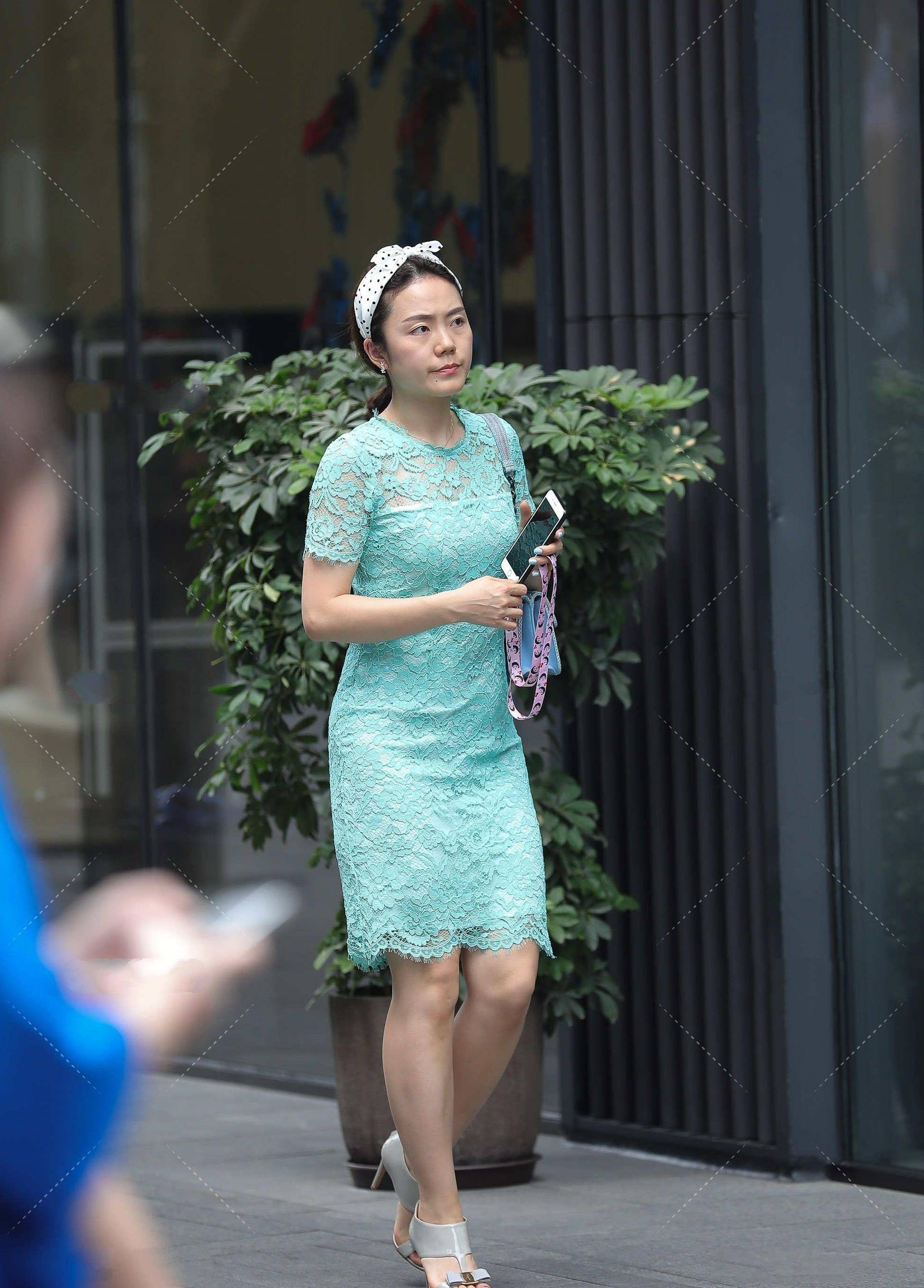 30岁辣妈身材太好了,连笑容都那么美,做她老公一定幸福死了吧_花边