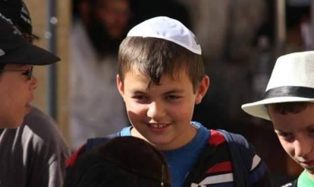 “犹太人”解析：犹太人头顶上的小圆帽有何来历，不怕被风刮跑吗？