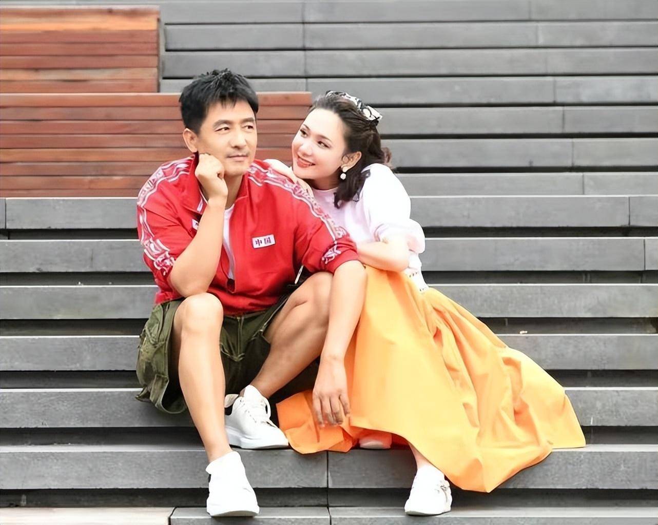 郭晓东夫妇回老家干农活,程莉莎穿连衣裙配红外套,没老公接地气_黑色
