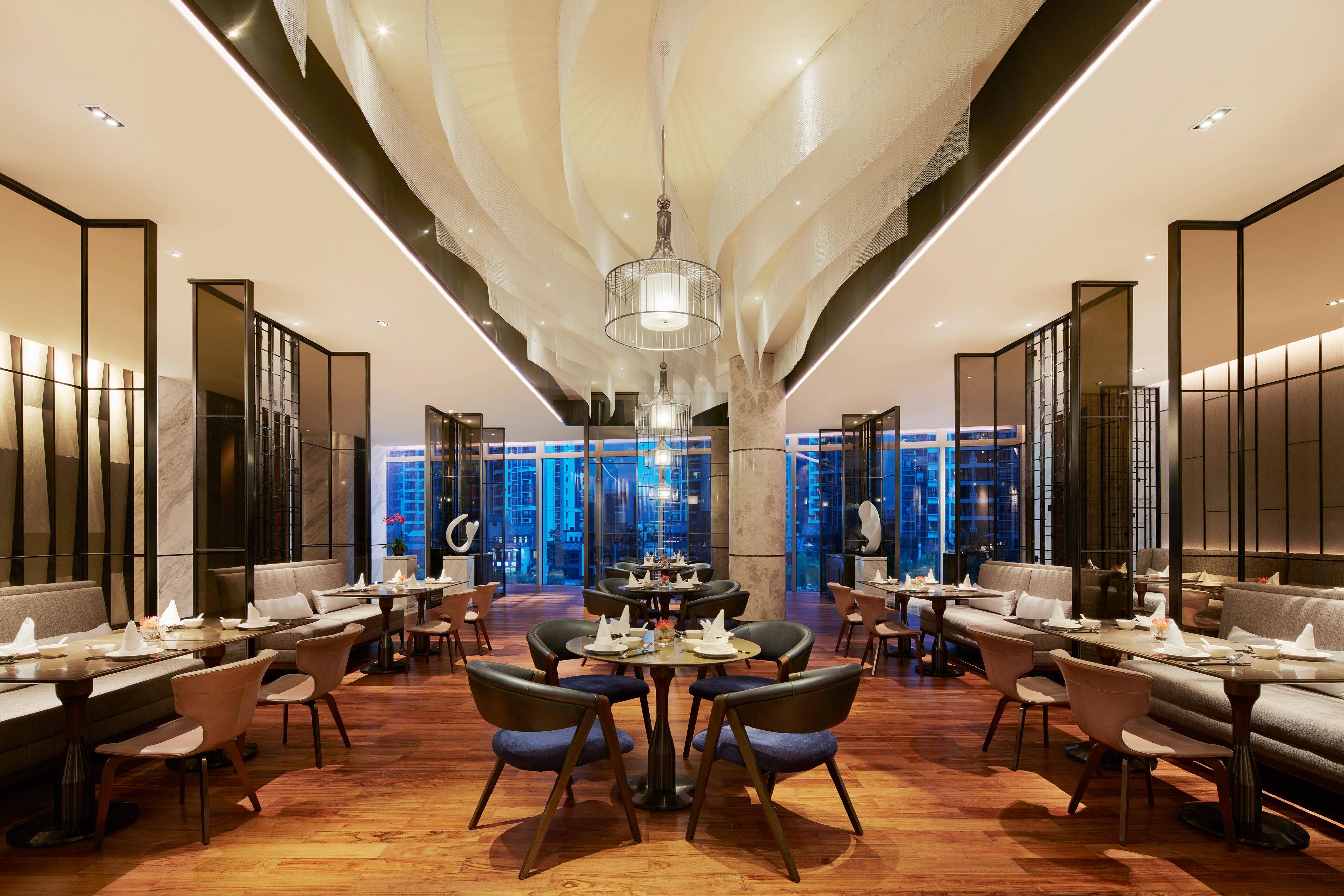 采悦轩中餐厅位于酒店二层在这里不仅能体验南沙当地丰富菜肴还能品尝