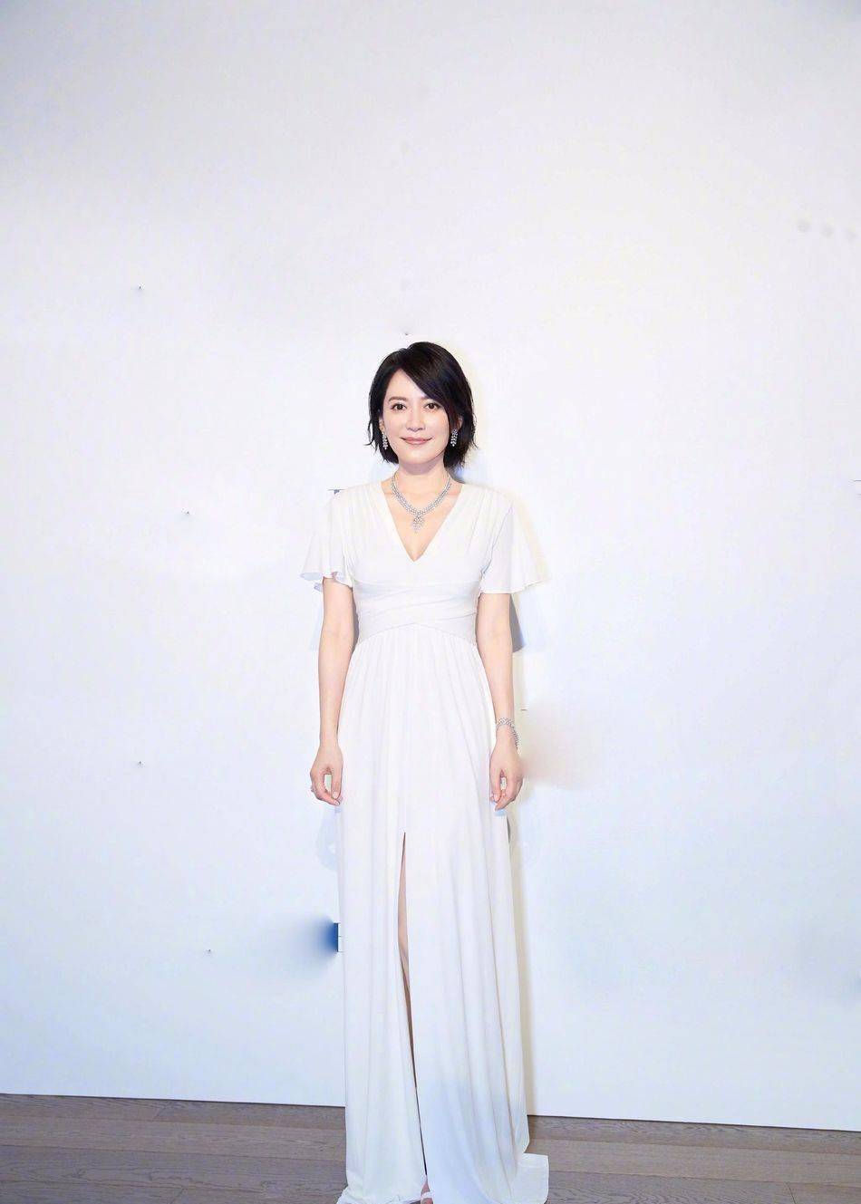 俞飞鸿气质是高级,但也不用穿小白裙装清纯啊,老了就应该优雅!