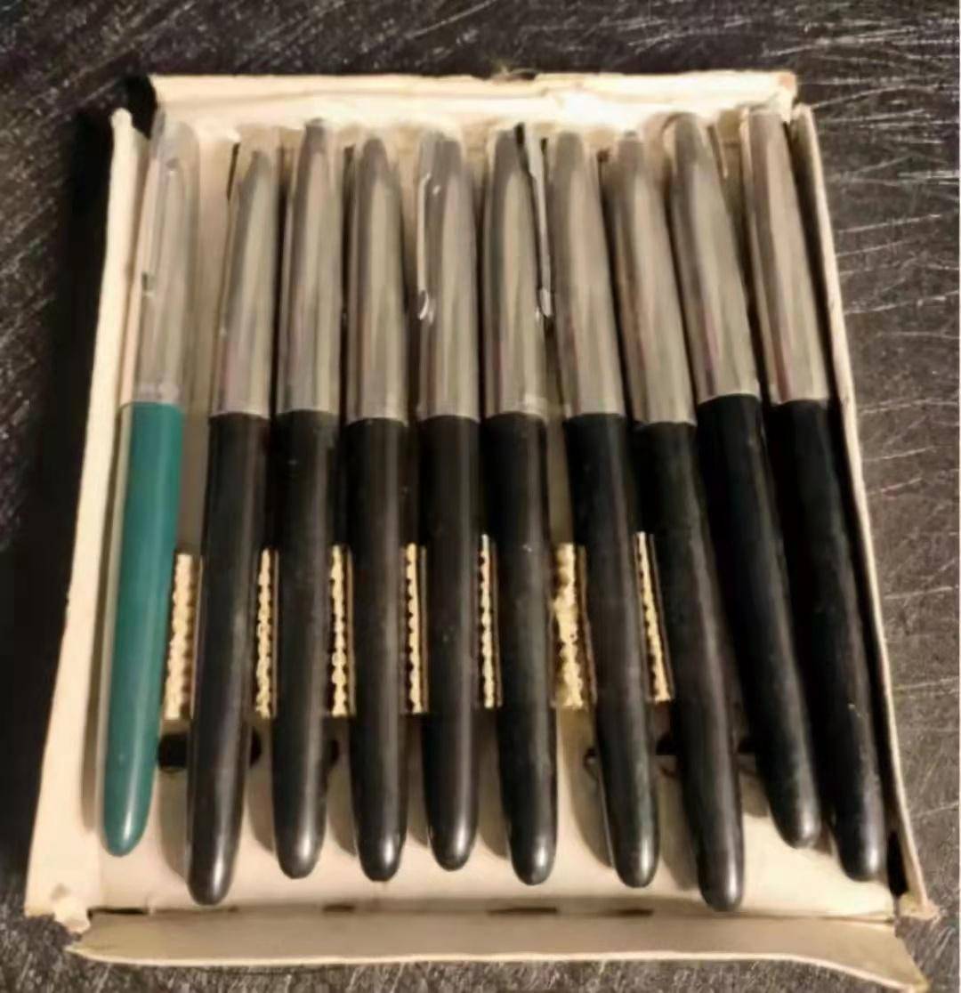 这种笔跟如今的一次性笔不同,它由笔尖和软管构成,需要使用的时候