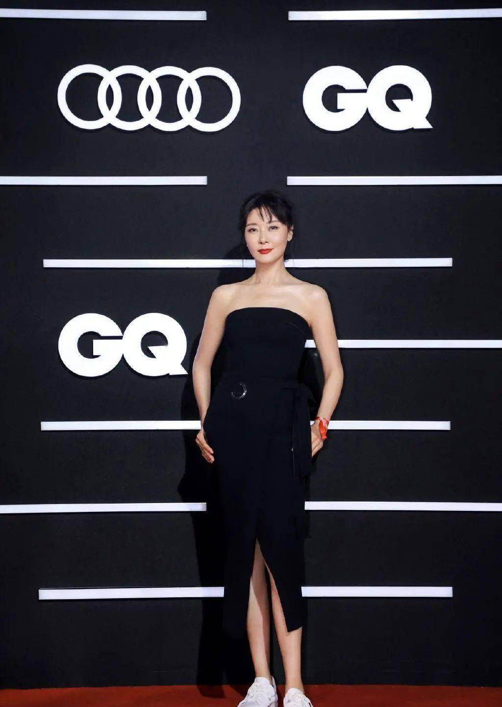 原创柯蓝时尚眼光独到用小白鞋搭配抹身材礼服裙效果好得让人意外