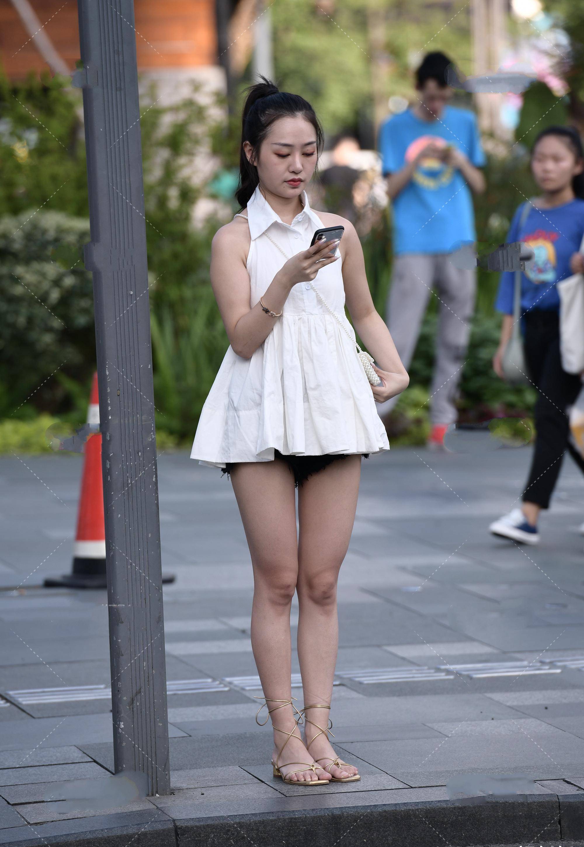这件服饰很适合年轻女性穿搭在内搭选择一件安全裤可以白色或是黑色