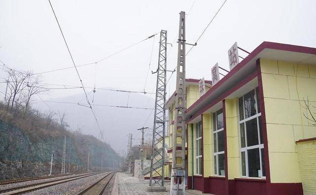 北京有座火车站，隐藏在大山中，每天仅有3趟车，但名字有点搞笑