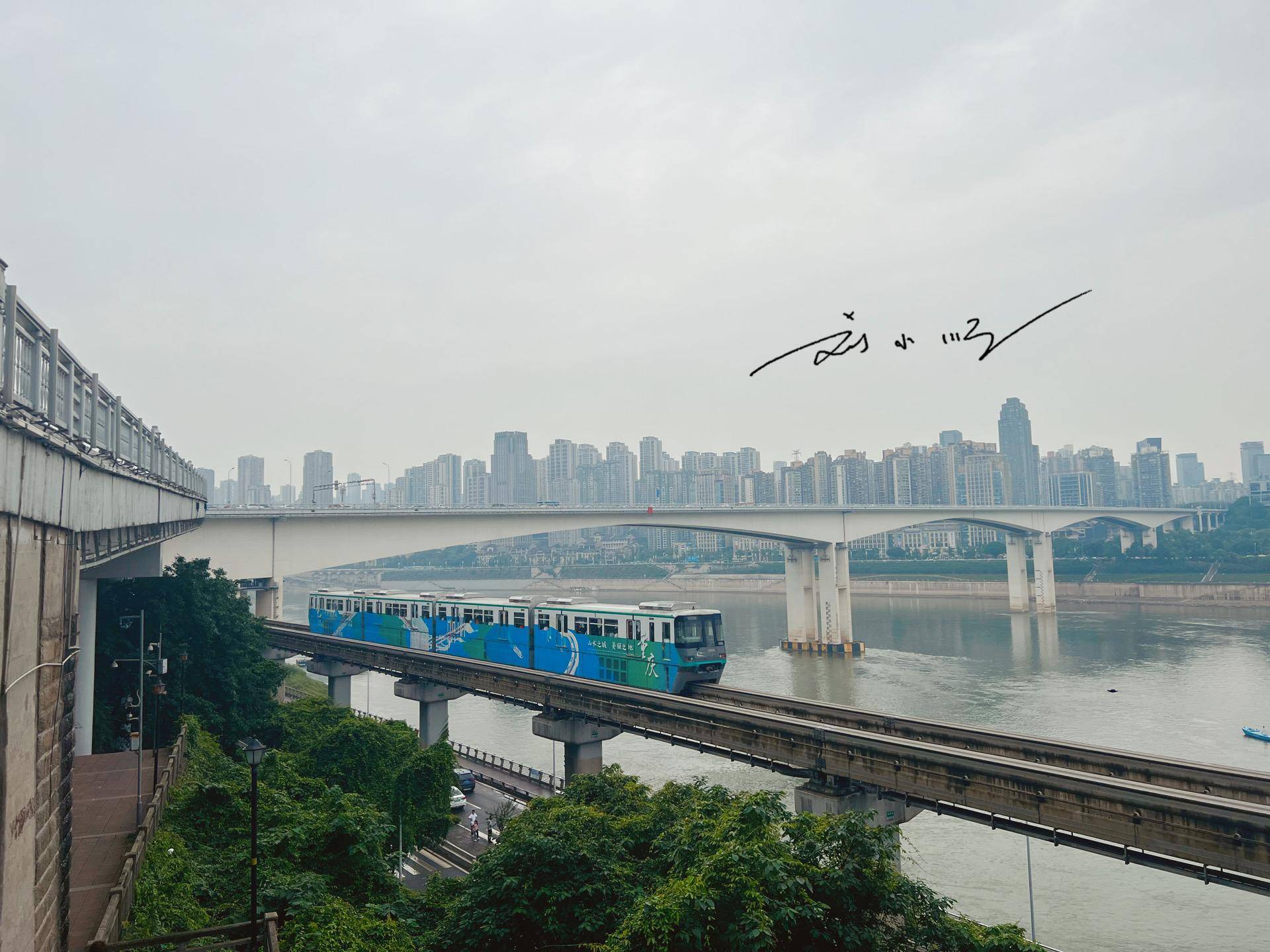 重庆最匪夷所思的网红打卡点，重庆人都懵了：不就是个轻轨站吗？