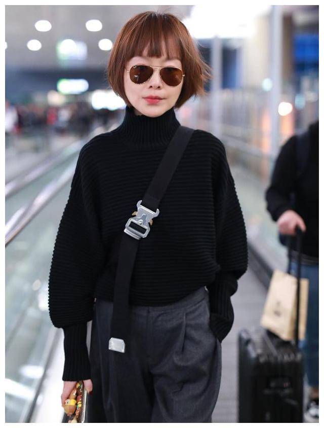 鲁豫这么会穿,毛衣配西装裤玩混搭,脚踩7000老爹鞋好有范_老宇_黑色