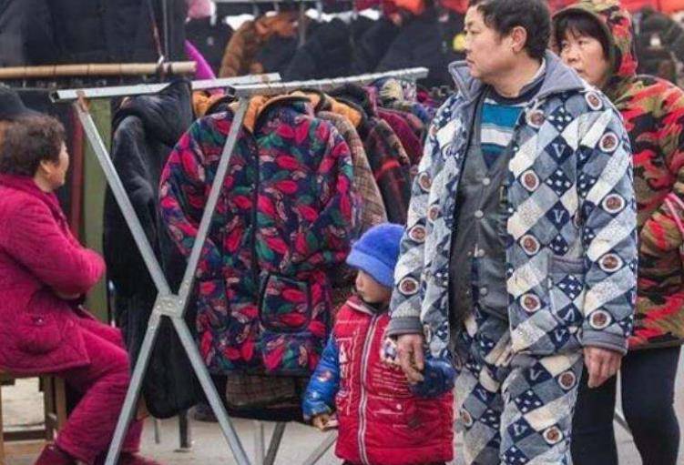 春节将至，农村“棉睡衣”每年冬天都特别流行！为什么？