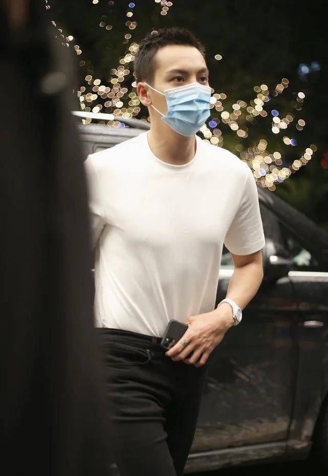 陈伟霆"大男孩"风格,寸头 t恤,阳光魅力十足!