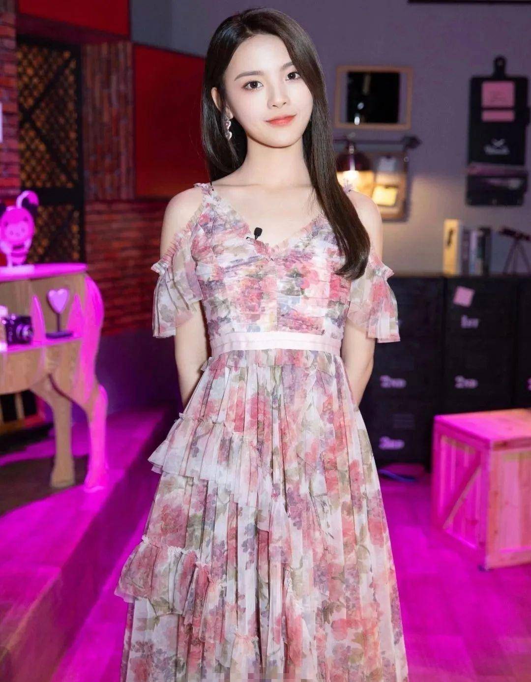 原创这个夏天明星们都在打call的碎花裙你没有就输了