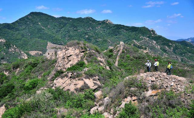 北京这座山没有尊严？因太好爬被当成越野场地，其实是处天然氧吧