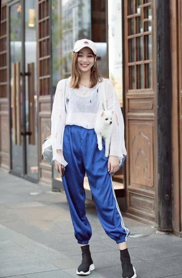 原创路人街拍美女白色衬衫搭配蓝色运动裤让人眼前一亮