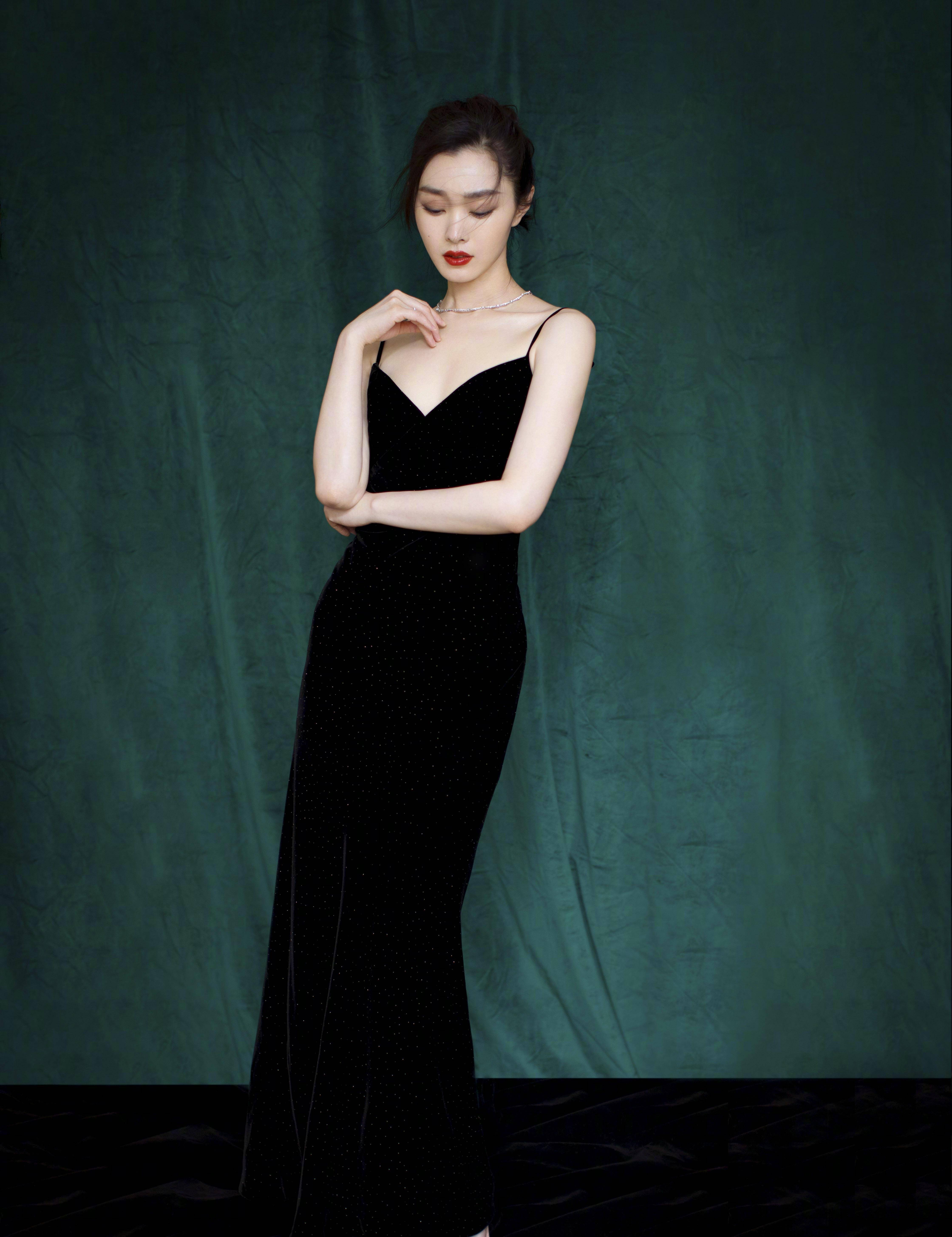 宋轶的长相是有个人特色,眼尾微微挑起,清澈明亮的秋眸,让她的眼神