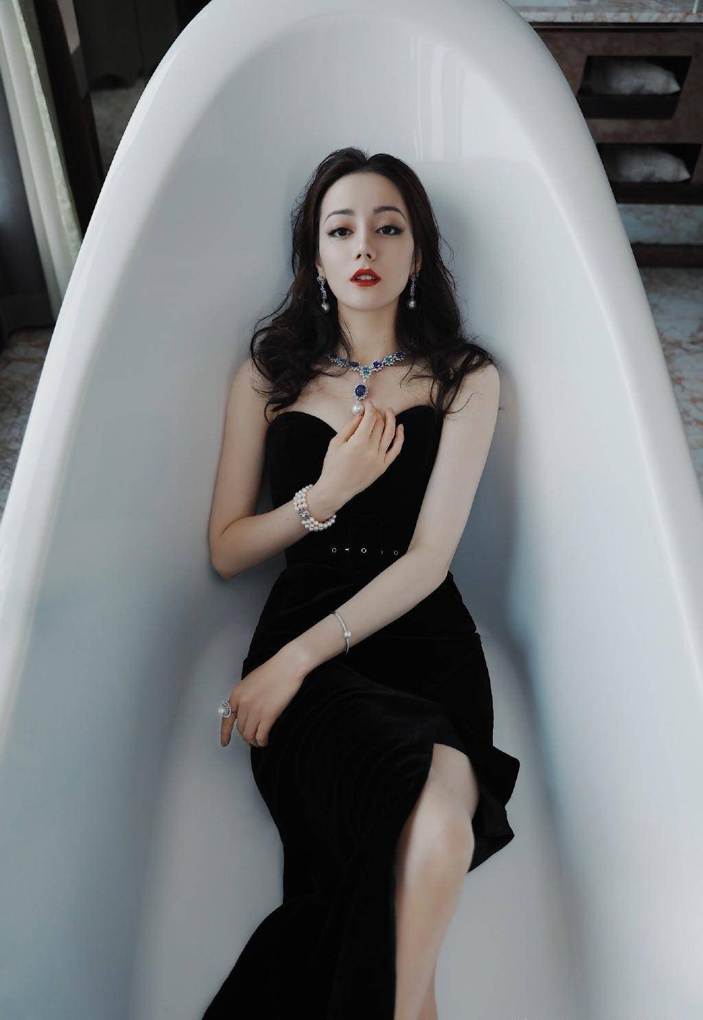 原创有一种身材叫迪丽热巴的身材当她躺在浴缸里网友美人鱼本人