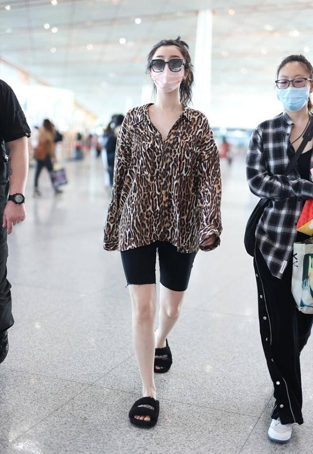 "京圈大妞"赵小棠玩下身失踪,穿搭慵懒,一点没有"女团味"_进行_服饰