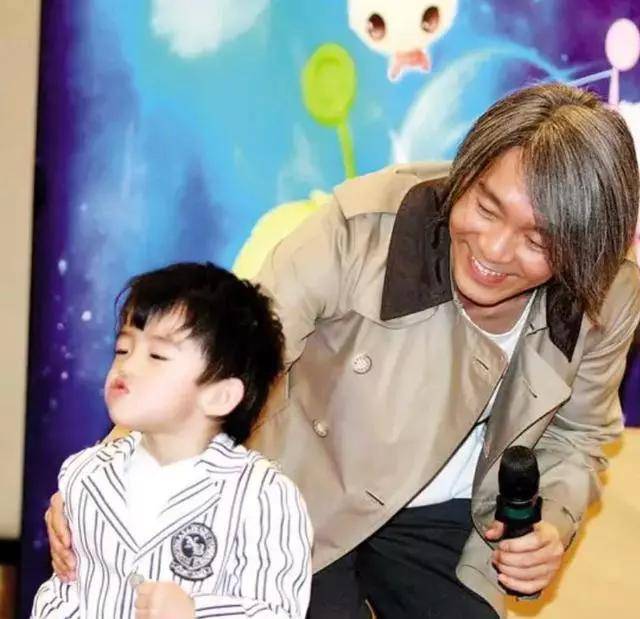 原创张柏芝大儿子不太像爸妈周星驰曾说柏芝儿子长大后会害怕镜头