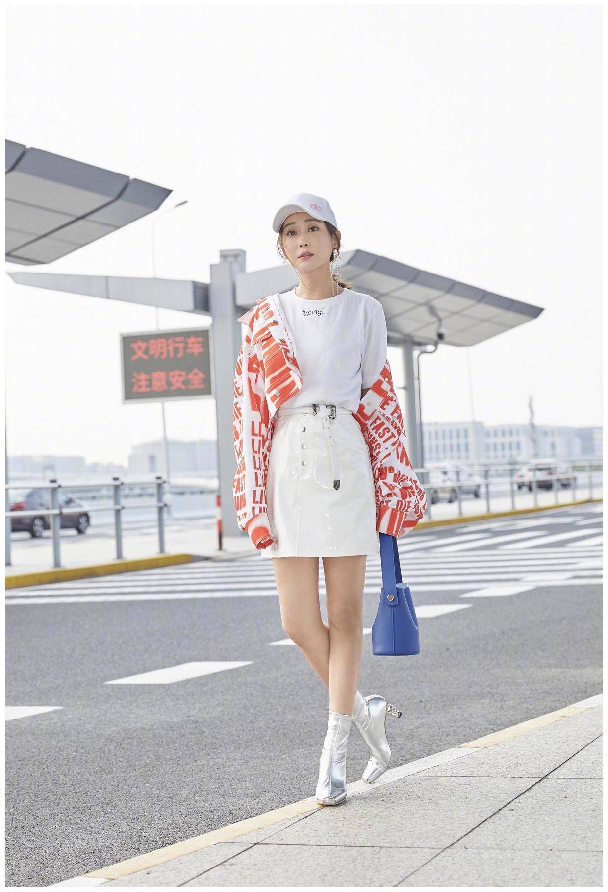 杜若溪穿简约风格温柔甜美,印花衬衫上衣搭配牛仔裤,高级又时髦_颜色