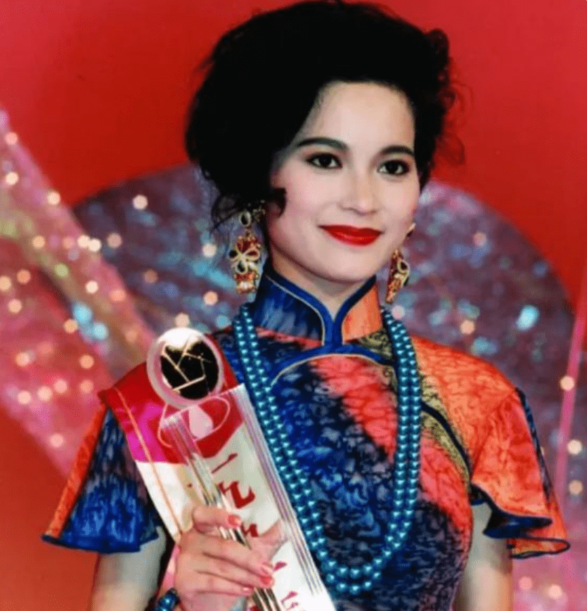 出道就演女一号,像《棋武士》冷艳和《太极宗师》陈少琪等等.