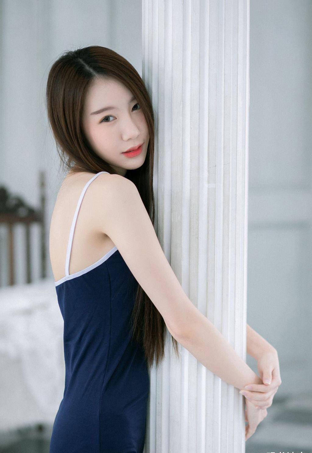长发及腰的国外美女,白皙的皮肤,甜美又时尚的穿搭,让人一见倾心_长相