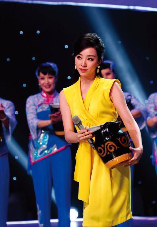 李思思参加电视综艺节目主持人选拔比赛,一年后就收到了进入电视台