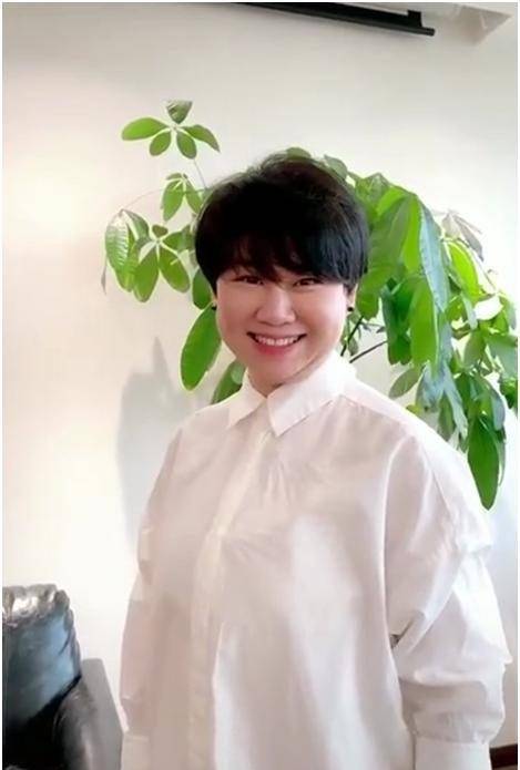 36岁沈春阳与老公罕合体,减肥成功撞脸孔孝真,39岁小