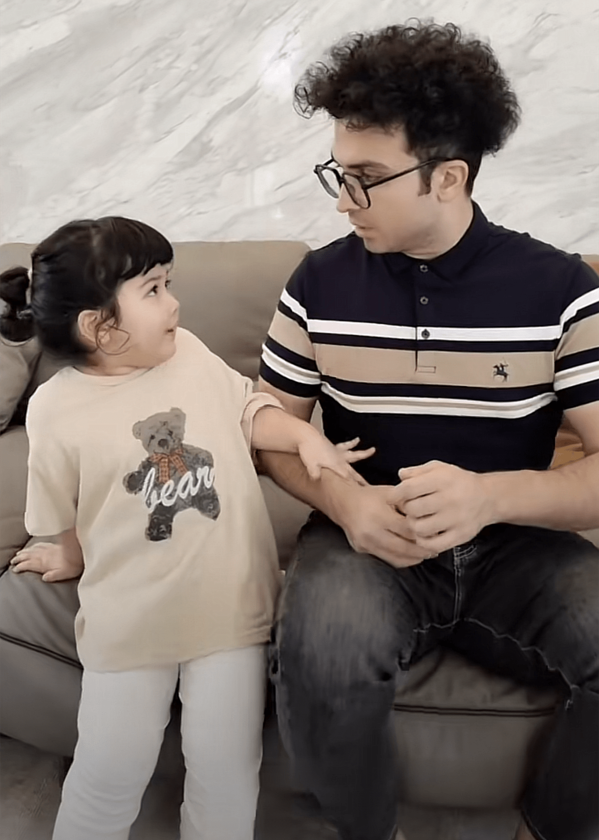 不过在日常的视频中,埃尼斯往往扮演一位怕老婆的外国老公,也因此惹来