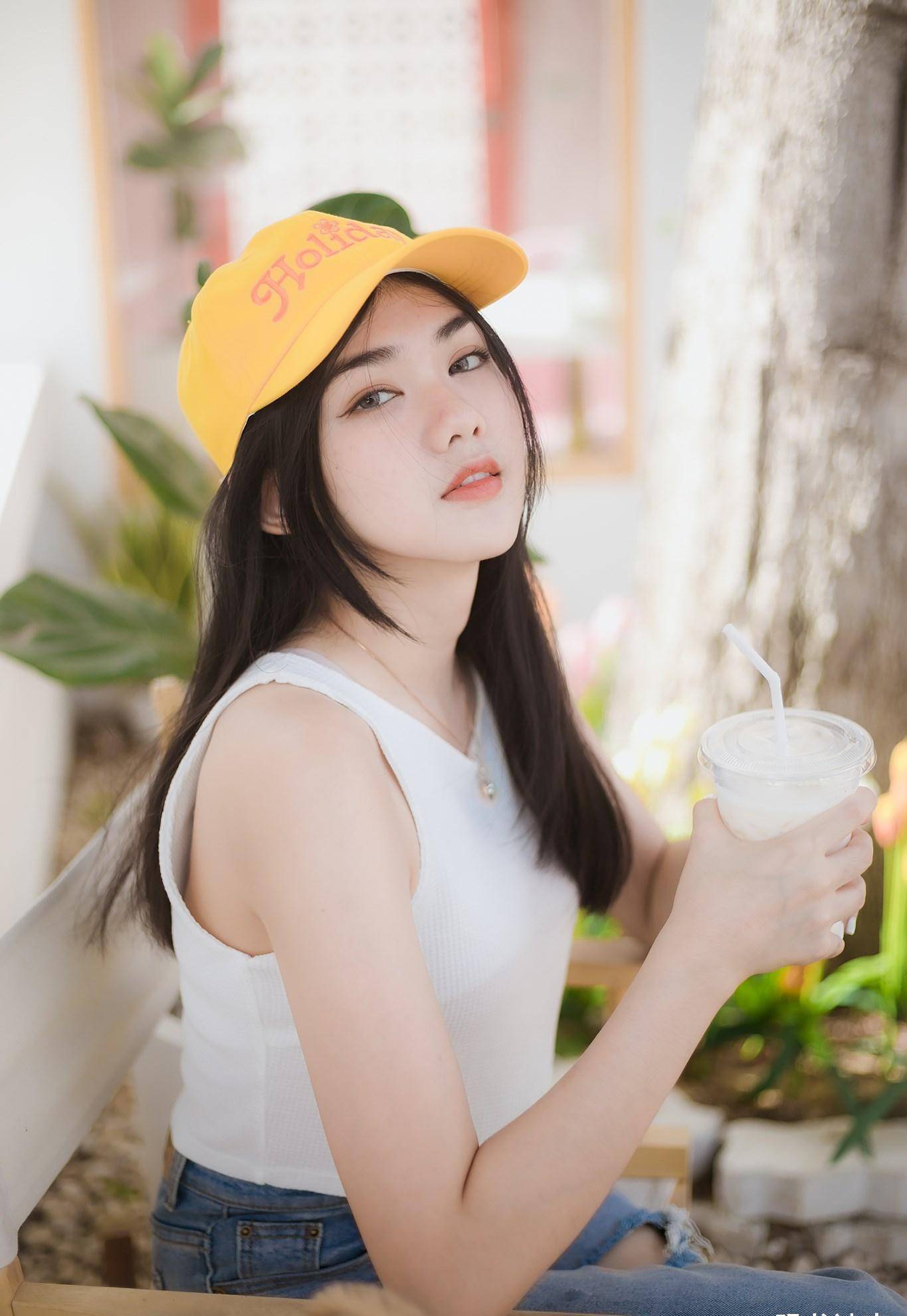 原创大圆脸的国外女生一身休闲简约的穿搭甜美笑容展现出阳光与自信