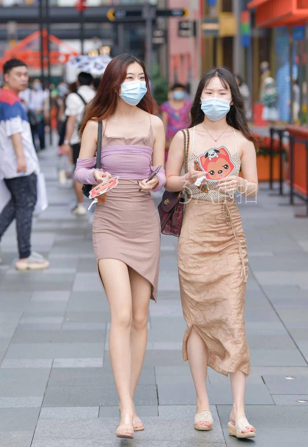 街拍:美女身穿露肩吊带,若隐若现的时尚锁骨,分外动人_姐姐_上衣_好